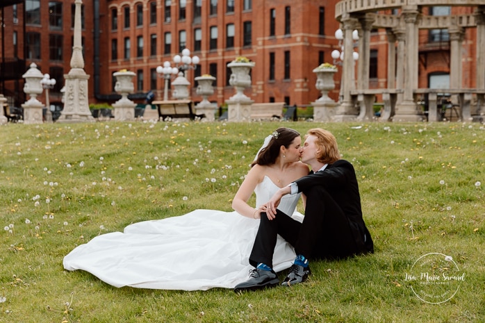 Urban wedding photos. Mariage à l'Espace Canal à Montréal. Photos de mariage Canal Lachine. Photographe de mariage à Montréal. Espace Canal wedding. Montreal wedding photographer.