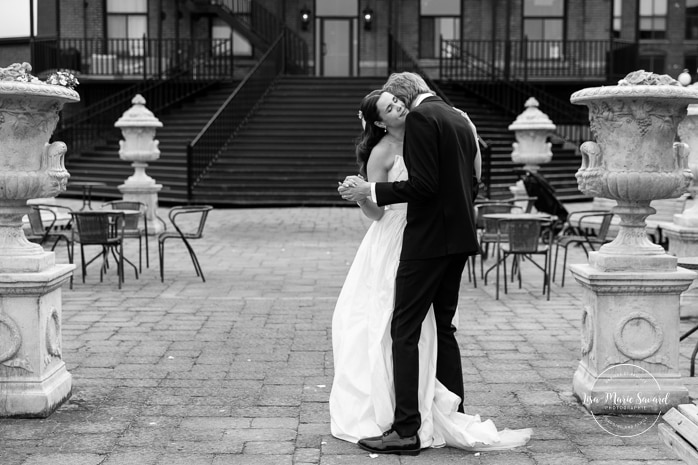 Urban wedding photos. Mariage à l'Espace Canal à Montréal. L'Ambroisie et Espace Canal. Photographe de mariage à Montréal. Espace Canal wedding. Montreal wedding photographer.