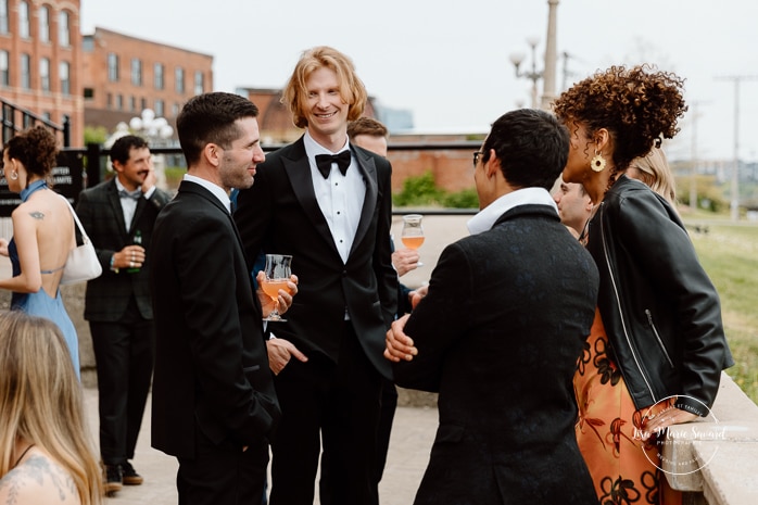 Industial wedding cocktail. Mariage à l'Espace Canal à Montréal. L'Ambroisie et Espace Canal. Photographe de mariage à Montréal. Espace Canal wedding. Montreal wedding photographer.
