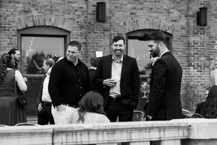 Industial wedding cocktail. Mariage à l'Espace Canal à Montréal. L'Ambroisie et Espace Canal. Photographe de mariage à Montréal. Espace Canal wedding. Montreal wedding photographer.