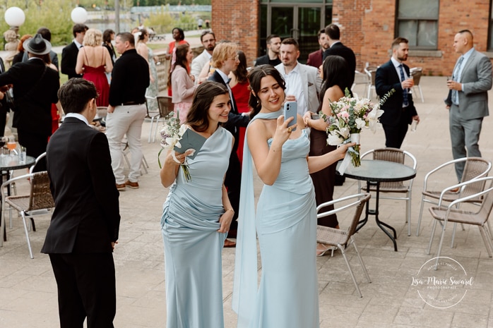 Industial wedding cocktail. Mariage à l'Espace Canal à Montréal. L'Ambroisie et Espace Canal. Photographe de mariage à Montréal. Espace Canal wedding. Montreal wedding photographer.