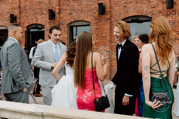 Industial wedding cocktail. Mariage à l'Espace Canal à Montréal. L'Ambroisie et Espace Canal. Photographe de mariage à Montréal. Espace Canal wedding. Montreal wedding photographer.