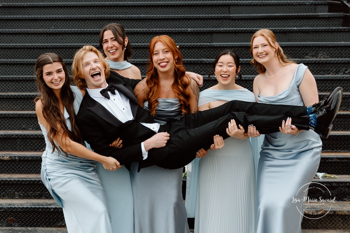 Staircase wedding photos. Bridal party photos. Mariage à l'Espace Canal à Montréal. L'Ambroisie et Espace Canal. Photographe de mariage à Montréal. Espace Canal wedding. Montreal wedding photographer.
