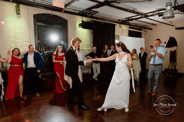 Wedding first dance photos. Mariage à l'Espace Canal à Montréal. Photos de mariage Canal Lachine. Photographe de mariage à Montréal. Espace Canal wedding. Montreal wedding photographer.