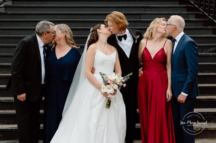 Staircase wedding photos. Mariage à l'Espace Canal à Montréal. L'Ambroisie et Espace Canal. Photographe de mariage à Montréal. Espace Canal wedding. Montreal wedding photographer.