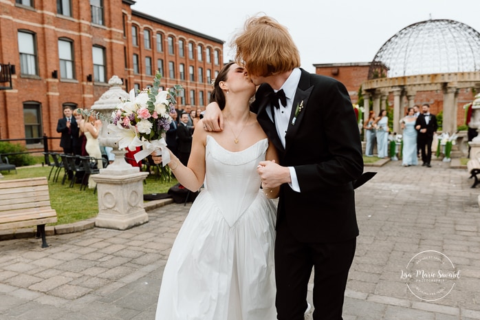 Outdoor industrial wedding ceremony. Mariage à l'Espace Canal à Montréal. L'Ambroisie et Espace Canal. Photographe de mariage à Montréal. Espace Canal wedding. Montreal wedding photographer.