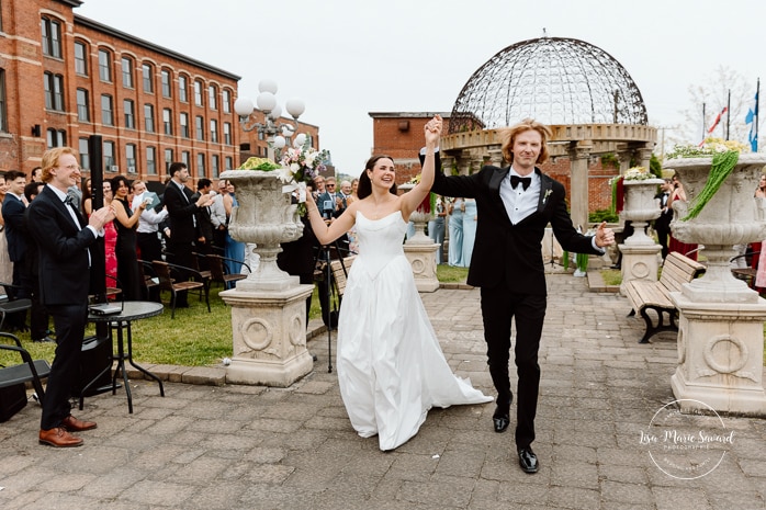 Outdoor industrial wedding ceremony. Mariage à l'Espace Canal à Montréal. L'Ambroisie et Espace Canal. Photographe de mariage à Montréal. Espace Canal wedding. Montreal wedding photographer.