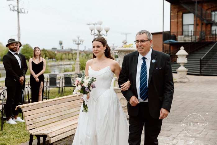 Outdoor industrial wedding ceremony. Mariage à l'Espace Canal à Montréal. L'Ambroisie et Espace Canal. Photographe de mariage à Montréal. Espace Canal wedding. Montreal wedding photographer.
