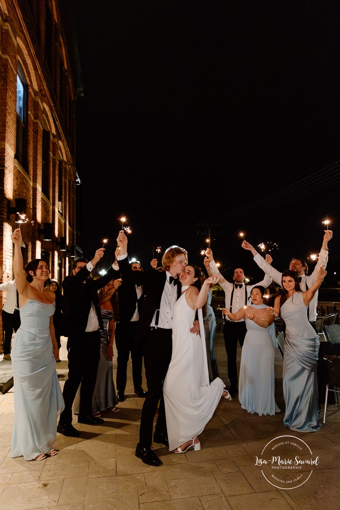 Sparkler wedding photos. Sparker send off photos. Mariage à l'Espace Canal à Montréal. Photos de mariage Canal Lachine. Photographe de mariage à Montréal. Espace Canal wedding. Montreal wedding photographer.
