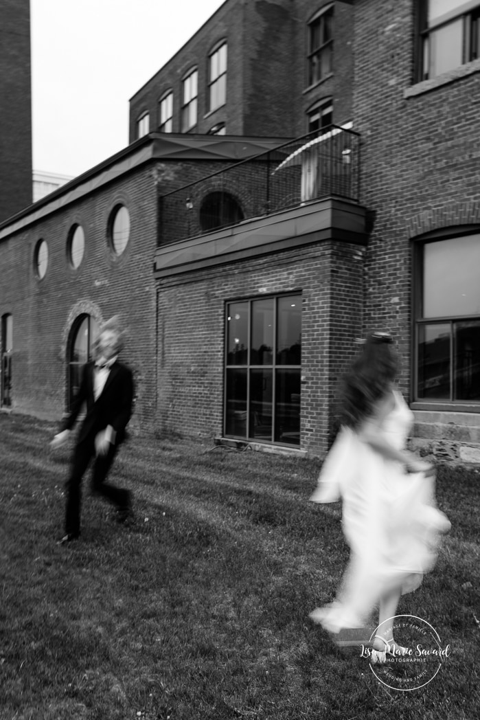 Urban wedding photos. Motion blur wedding photos. Mariage à l'Espace Canal à Montréal. Photos de mariage Canal Lachine. Photographe de mariage à Montréal. Espace Canal wedding. Montreal wedding photographer.