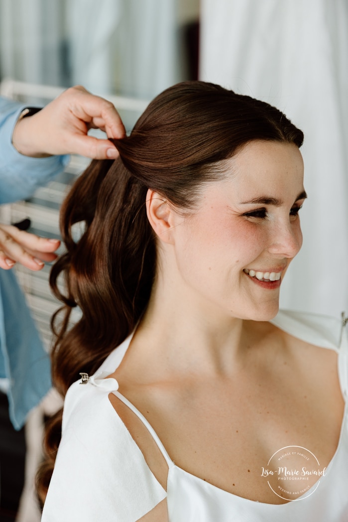 Bride getting ready with bridesmaids in condo. Mariage à l'Espace Canal à Montréal. L'Ambroisie et Espace Canal. Photographe de mariage à Montréal. Espace Canal wedding. Montreal wedding photographer.