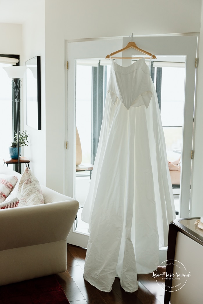 Bride getting ready with bridesmaids in condo. Mariage à l'Espace Canal à Montréal. L'Ambroisie et Espace Canal. Photographe de mariage à Montréal. Espace Canal wedding. Montreal wedding photographer.