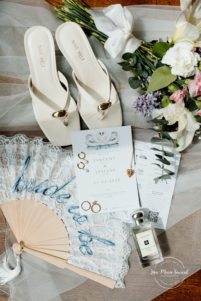Bridal flat lay. Bride getting ready with bridesmaids in condo. Mariage à l'Espace Canal à Montréal. L'Ambroisie et Espace Canal. Photographe de mariage à Montréal. Espace Canal wedding. Montreal wedding photographer.