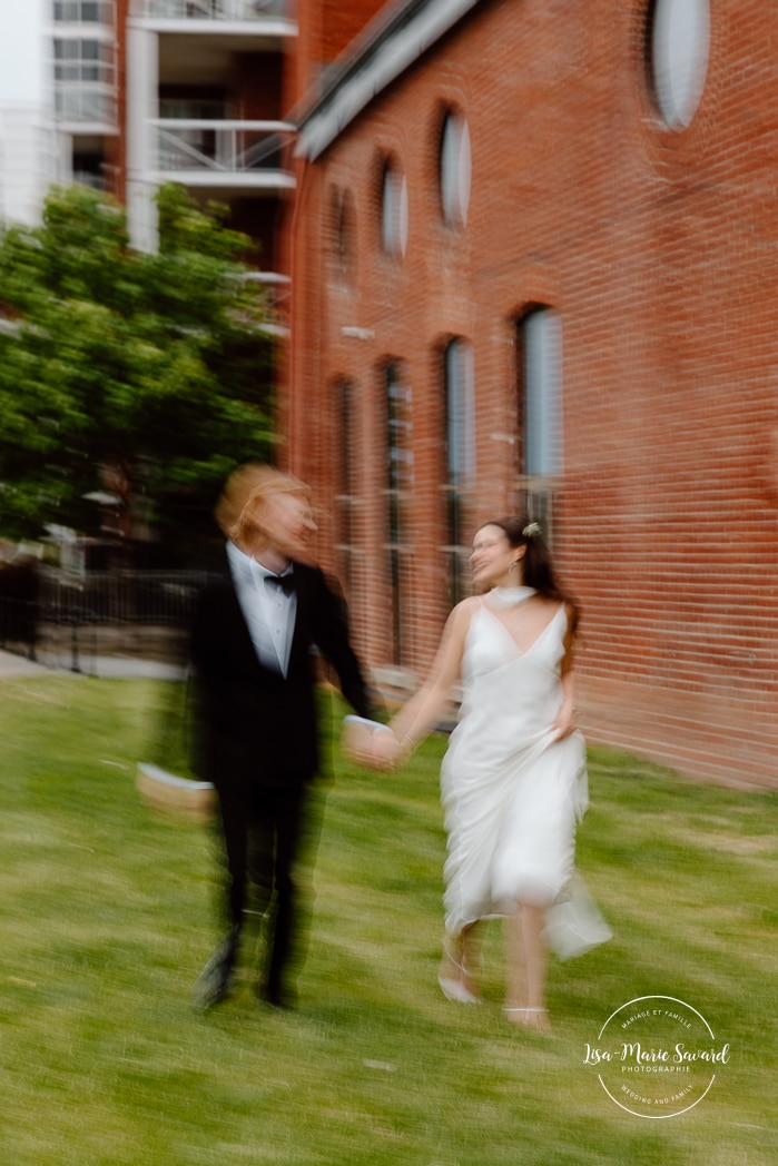 Urban wedding photos. Motion blur wedding photos. Mariage à l'Espace Canal à Montréal. Photos de mariage Canal Lachine. Photographe de mariage à Montréal. Espace Canal wedding. Montreal wedding photographer.