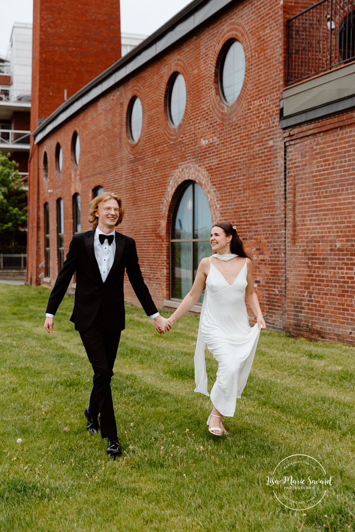 Urban wedding photos. Brick wall wedding photos. Mariage à l'Espace Canal à Montréal. Photos de mariage Canal Lachine. Photographe de mariage à Montréal. Espace Canal wedding. Montreal wedding photographer.