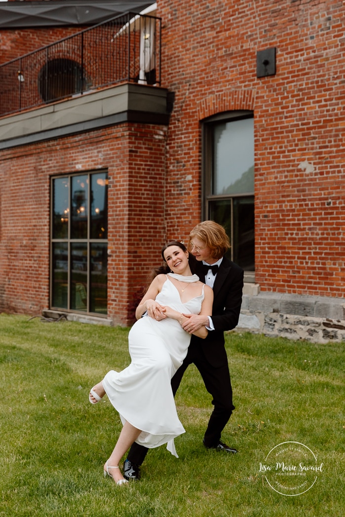 Urban wedding photos. Brick wall wedding photos. Mariage à l'Espace Canal à Montréal. Photos de mariage Canal Lachine. Photographe de mariage à Montréal. Espace Canal wedding. Montreal wedding photographer.