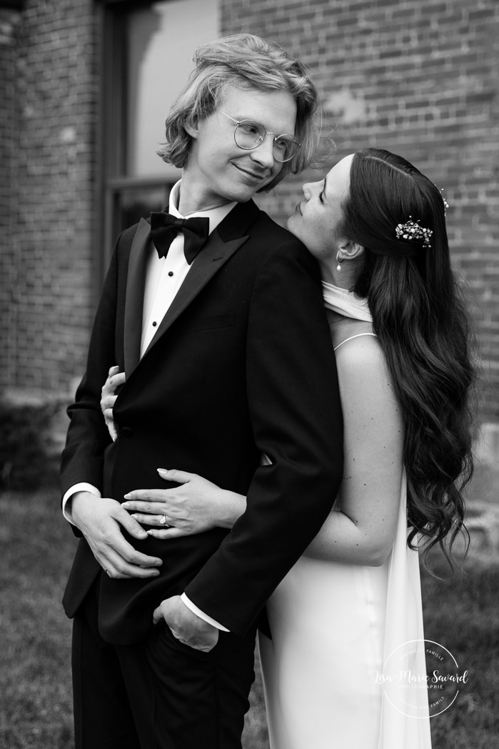 Urban wedding photos. Brick wall wedding photos. Mariage à l'Espace Canal à Montréal. Photos de mariage Canal Lachine. Photographe de mariage à Montréal. Espace Canal wedding. Montreal wedding photographer.
