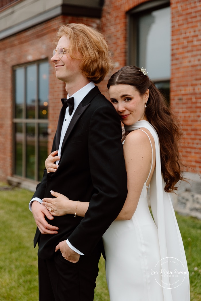 Urban wedding photos. Brick wall wedding photos. Mariage à l'Espace Canal à Montréal. Photos de mariage Canal Lachine. Photographe de mariage à Montréal. Espace Canal wedding. Montreal wedding photographer.
