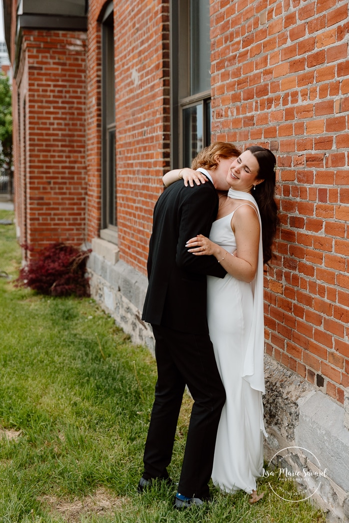 Urban wedding photos. Brick wall wedding photos. Mariage à l'Espace Canal à Montréal. Photos de mariage Canal Lachine. Photographe de mariage à Montréal. Espace Canal wedding. Montreal wedding photographer.