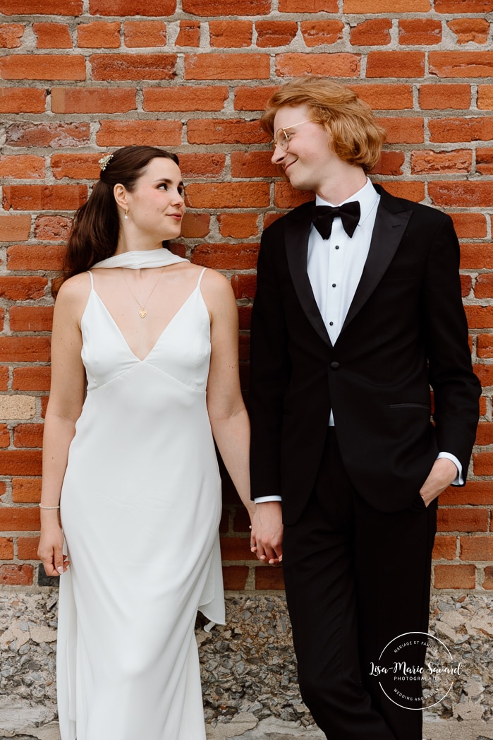 Urban wedding photos. Brick wall wedding photos. Mariage à l'Espace Canal à Montréal. Photos de mariage Canal Lachine. Photographe de mariage à Montréal. Espace Canal wedding. Montreal wedding photographer.