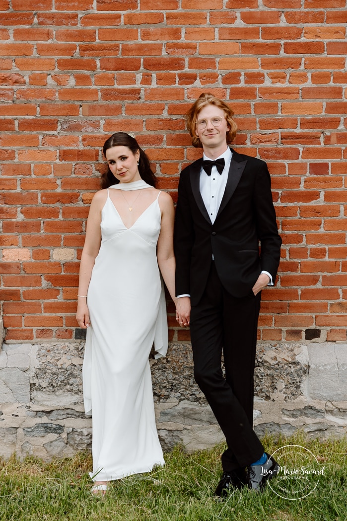 Urban wedding photos. Brick wall wedding photos. Mariage à l'Espace Canal à Montréal. Photos de mariage Canal Lachine. Photographe de mariage à Montréal. Espace Canal wedding. Montreal wedding photographer.