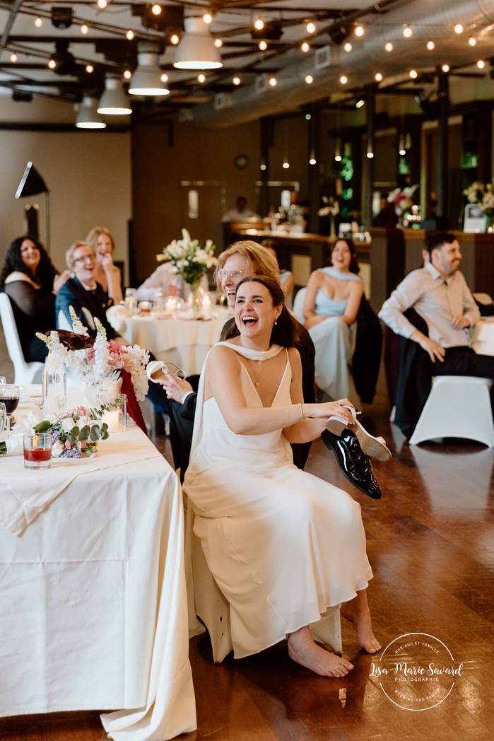 Wedding reception shoe game. Industrial wedding reception. Mariage à l'Espace Canal à Montréal. Photographe de mariage à Montréal. Espace Canal wedding. Montreal wedding photographer.