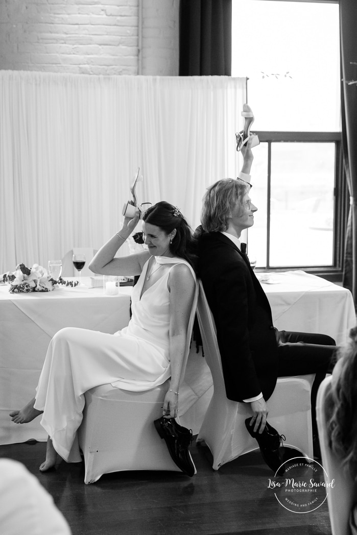Wedding reception shoe game. Industrial wedding reception. Mariage à l'Espace Canal à Montréal. Photographe de mariage à Montréal. Espace Canal wedding. Montreal wedding photographer.