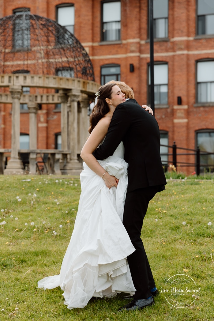 Urban wedding photos. Mariage à l'Espace Canal à Montréal. Photos de mariage Canal Lachine. Photographe de mariage à Montréal. Espace Canal wedding. Montreal wedding photographer.