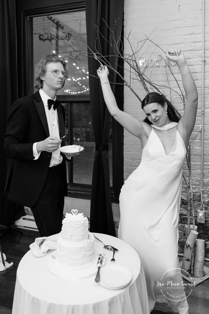 Wedding cake cutting photos. Mariage à l'Espace Canal à Montréal. Photos de mariage Canal Lachine. Photographe de mariage à Montréal. Espace Canal wedding. Montreal wedding photographer.