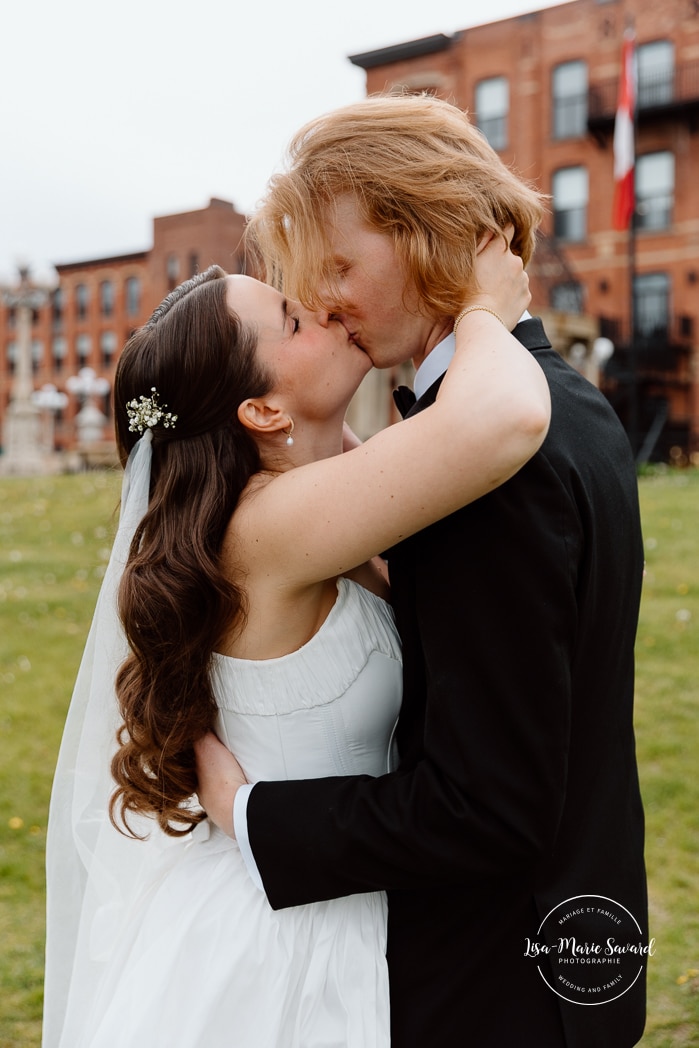 Urban wedding photos. Mariage à l'Espace Canal à Montréal. Photos de mariage Canal Lachine. Photographe de mariage à Montréal. Espace Canal wedding. Montreal wedding photographer.