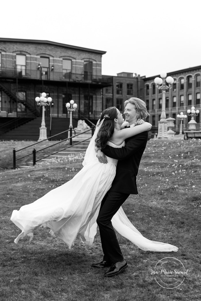 Urban wedding photos. Mariage à l'Espace Canal à Montréal. Photos de mariage Canal Lachine. Photographe de mariage à Montréal. Espace Canal wedding. Montreal wedding photographer.