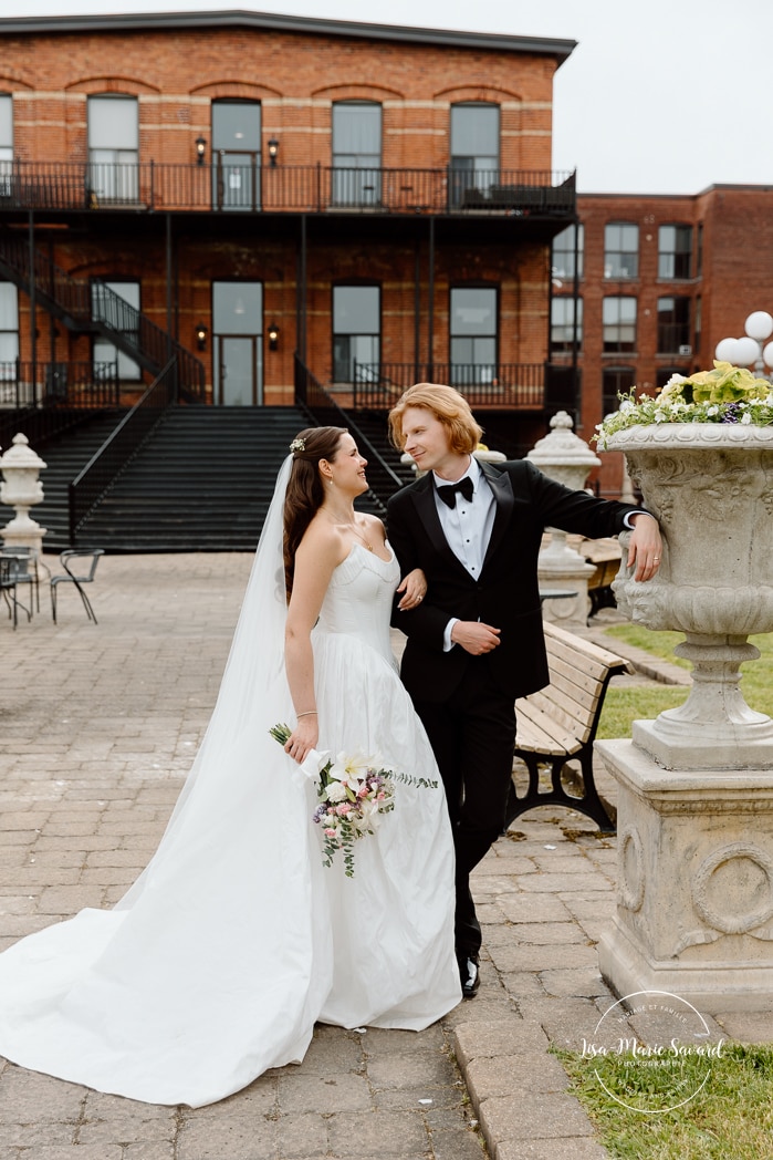 Urban wedding photos. Mariage à l'Espace Canal à Montréal. L'Ambroisie et Espace Canal. Photographe de mariage à Montréal. Espace Canal wedding. Montreal wedding photographer.