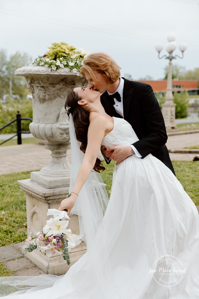 Urban wedding photos. Mariage à l'Espace Canal à Montréal. L'Ambroisie et Espace Canal. Photographe de mariage à Montréal. Espace Canal wedding. Montreal wedding photographer.