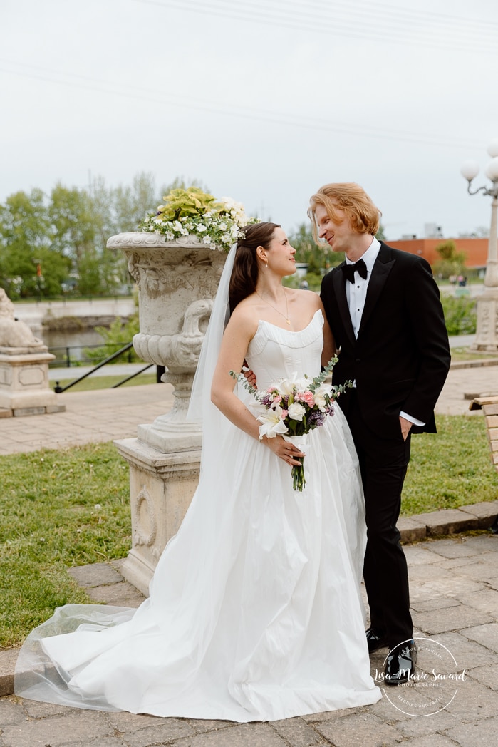 Urban wedding photos. Mariage à l'Espace Canal à Montréal. L'Ambroisie et Espace Canal. Photographe de mariage à Montréal. Espace Canal wedding. Montreal wedding photographer.