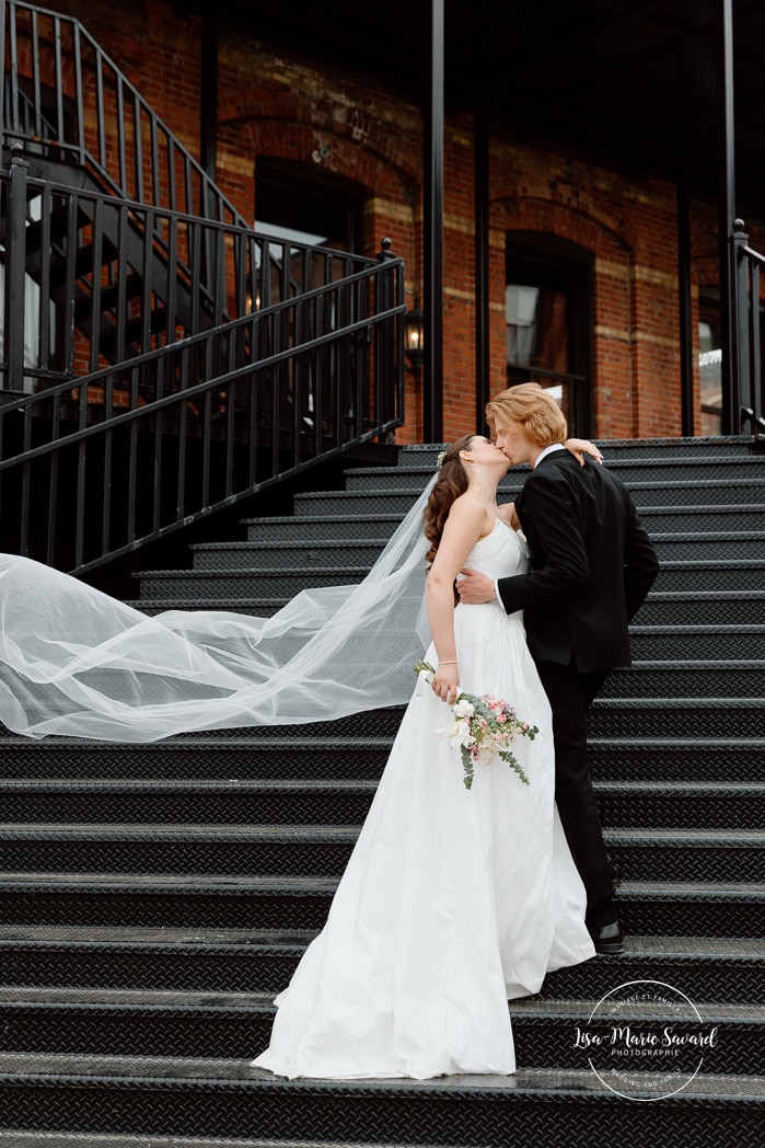 Urban wedding photos. Staircase wedding photos. Mariage à l'Espace Canal à Montréal. L'Ambroisie et Espace Canal. Photographe de mariage à Montréal. Espace Canal wedding. Montreal wedding photographer.