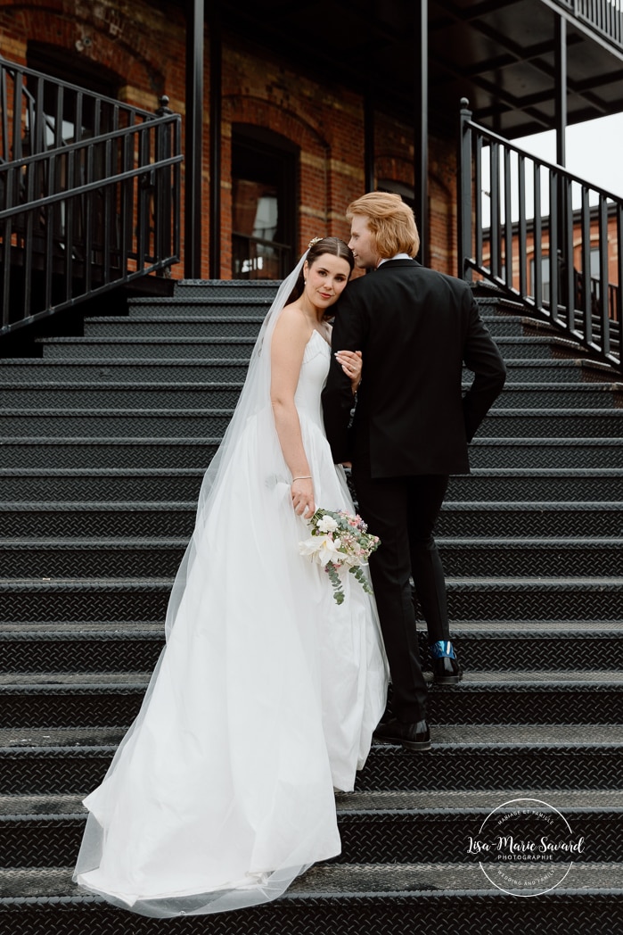 Urban wedding photos. Staircase wedding photos. Mariage à l'Espace Canal à Montréal. L'Ambroisie et Espace Canal. Photographe de mariage à Montréal. Espace Canal wedding. Montreal wedding photographer.