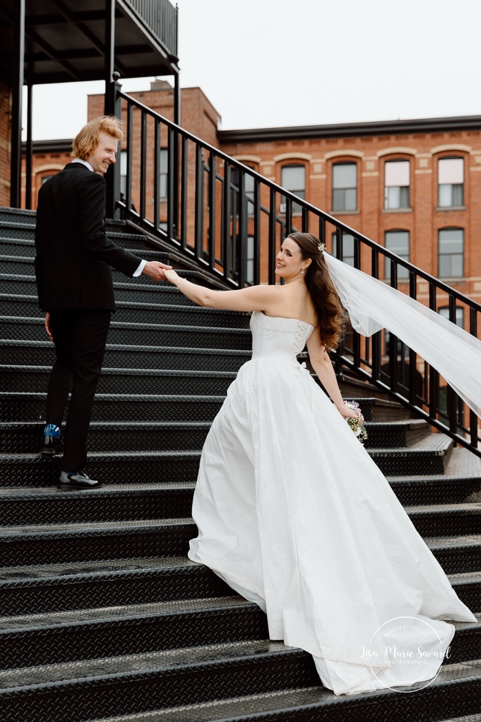 Urban wedding photos. Staircase wedding photos. Mariage à l'Espace Canal à Montréal. L'Ambroisie et Espace Canal. Photographe de mariage à Montréal. Espace Canal wedding. Montreal wedding photographer.