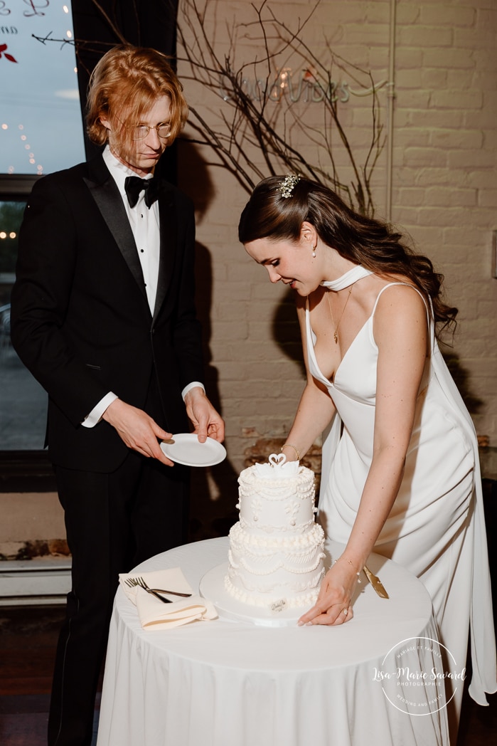 Wedding cake cutting photos. Mariage à l'Espace Canal à Montréal. Photos de mariage Canal Lachine. Photographe de mariage à Montréal. Espace Canal wedding. Montreal wedding photographer.