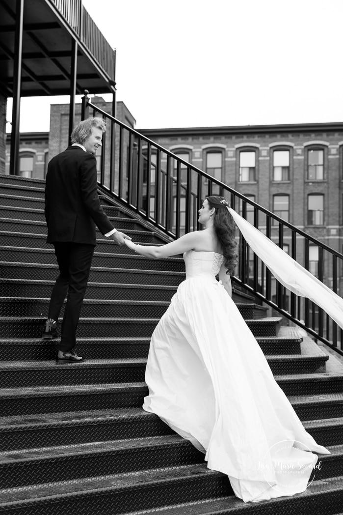 Urban wedding photos. Staircase wedding photos. Mariage à l'Espace Canal à Montréal. L'Ambroisie et Espace Canal. Photographe de mariage à Montréal. Espace Canal wedding. Montreal wedding photographer.