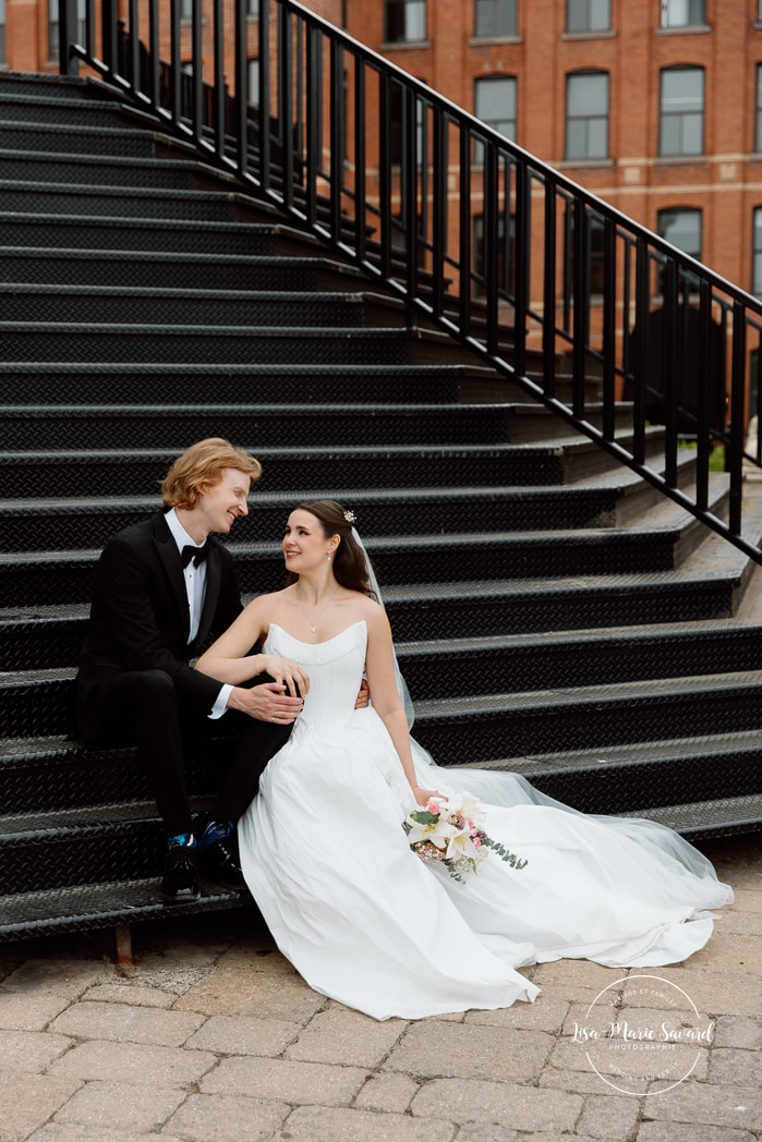 Urban wedding photos. Staircase wedding photos. Mariage à l'Espace Canal à Montréal. L'Ambroisie et Espace Canal. Photographe de mariage à Montréal. Espace Canal wedding. Montreal wedding photographer.