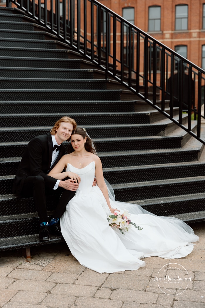 Urban wedding photos. Staircase wedding photos. Mariage à l'Espace Canal à Montréal. L'Ambroisie et Espace Canal. Photographe de mariage à Montréal. Espace Canal wedding. Montreal wedding photographer.