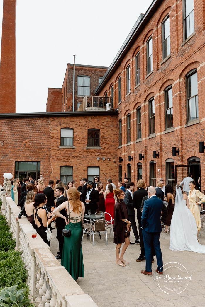 Industial wedding cocktail. Mariage à l'Espace Canal à Montréal. L'Ambroisie et Espace Canal. Photographe de mariage à Montréal. Espace Canal wedding. Montreal wedding photographer.