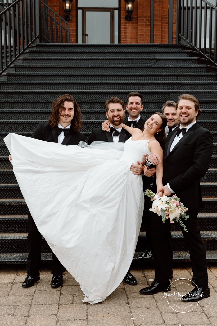 Staircase wedding photos. Bridal party photos. Mariage à l'Espace Canal à Montréal. L'Ambroisie et Espace Canal. Photographe de mariage à Montréal. Espace Canal wedding. Montreal wedding photographer.