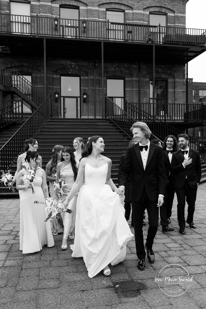 Staircase wedding photos. Bridal party photos. Mariage à l'Espace Canal à Montréal. L'Ambroisie et Espace Canal. Photographe de mariage à Montréal. Espace Canal wedding. Montreal wedding photographer.
