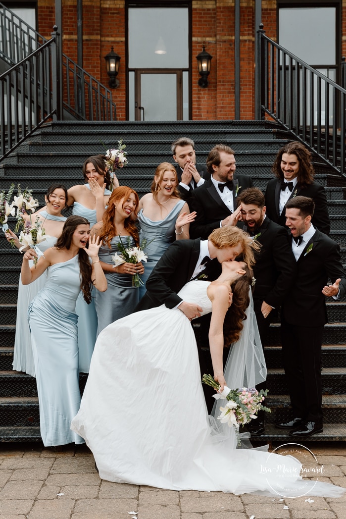 Staircase wedding photos. Bridal party photos. Mariage à l'Espace Canal à Montréal. L'Ambroisie et Espace Canal. Photographe de mariage à Montréal. Espace Canal wedding. Montreal wedding photographer.