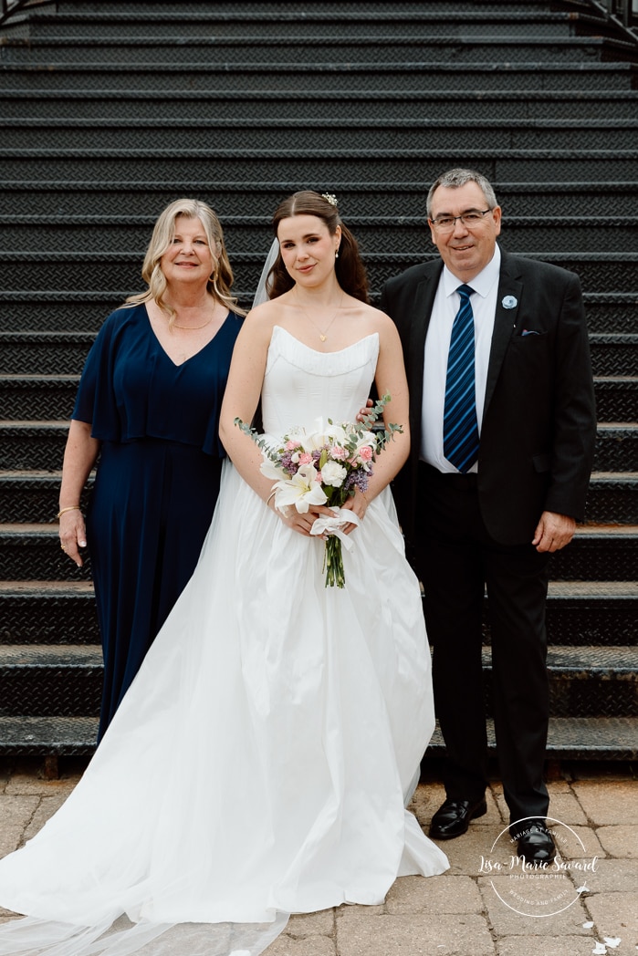 Staircase wedding photos. Mariage à l'Espace Canal à Montréal. L'Ambroisie et Espace Canal. Photographe de mariage à Montréal. Espace Canal wedding. Montreal wedding photographer.