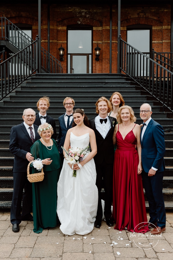 Staircase wedding photos. Mariage à l'Espace Canal à Montréal. L'Ambroisie et Espace Canal. Photographe de mariage à Montréal. Espace Canal wedding. Montreal wedding photographer.