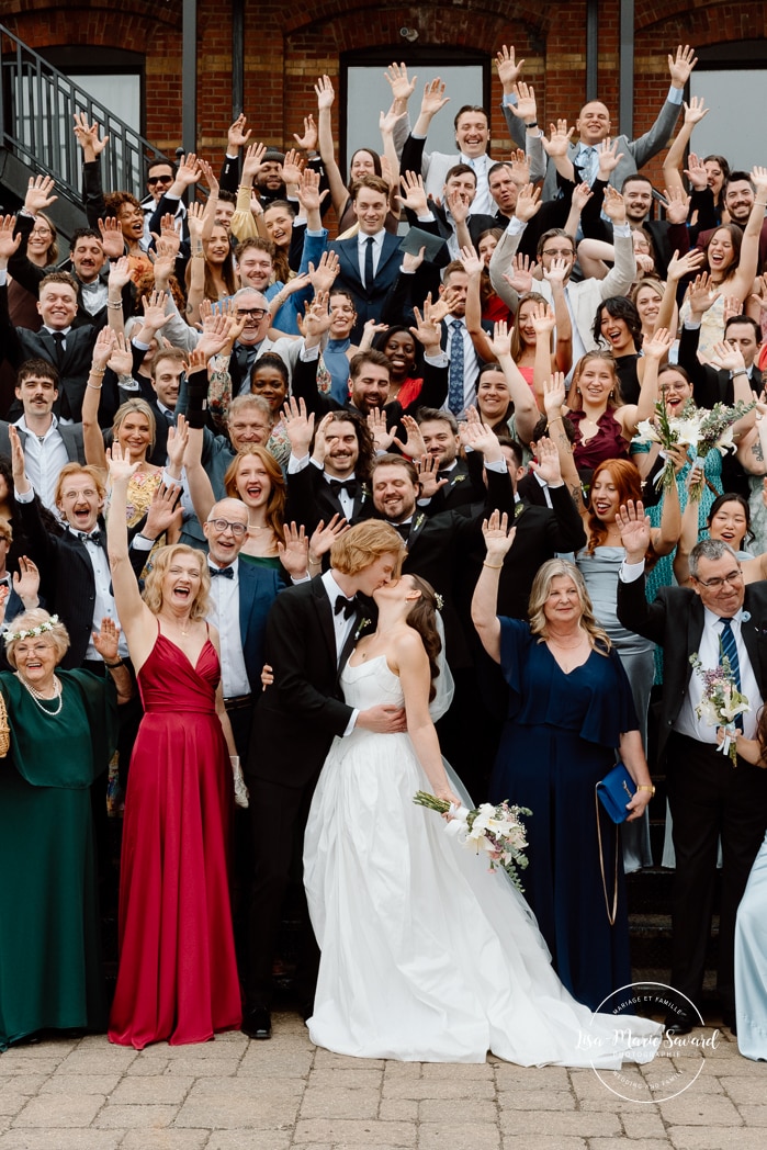 Large wedding group photo in staircase. Mariage à l'Espace Canal à Montréal. L'Ambroisie et Espace Canal. Photographe de mariage à Montréal. Espace Canal wedding. Montreal wedding photographer.