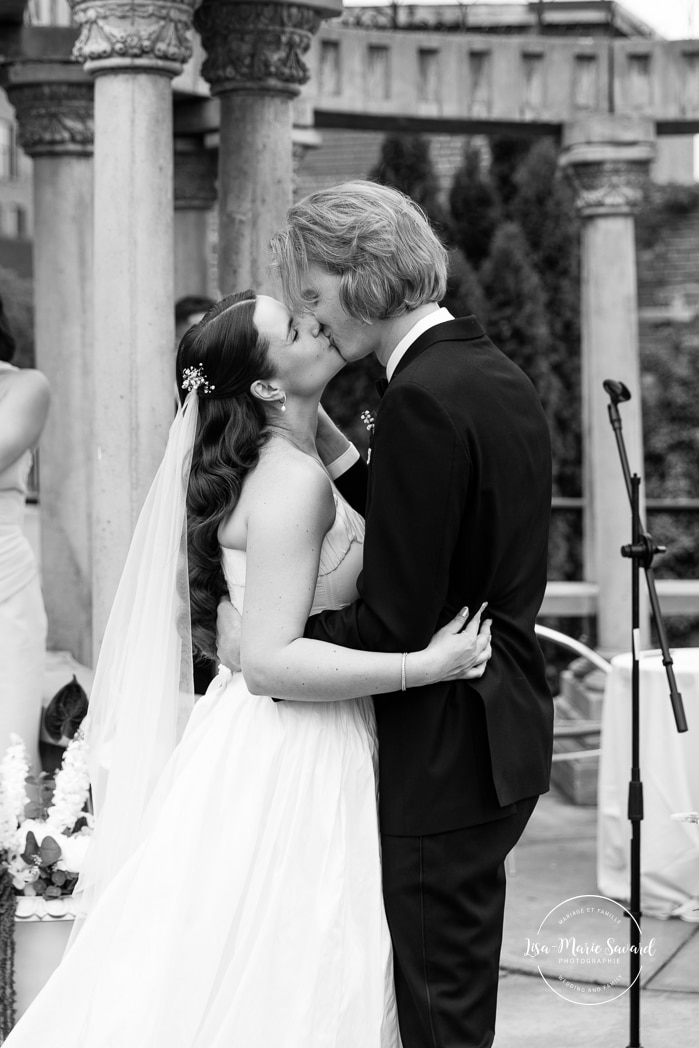 Outdoor industrial wedding ceremony. Mariage à l'Espace Canal à Montréal. L'Ambroisie et Espace Canal. Photographe de mariage à Montréal. Espace Canal wedding. Montreal wedding photographer.