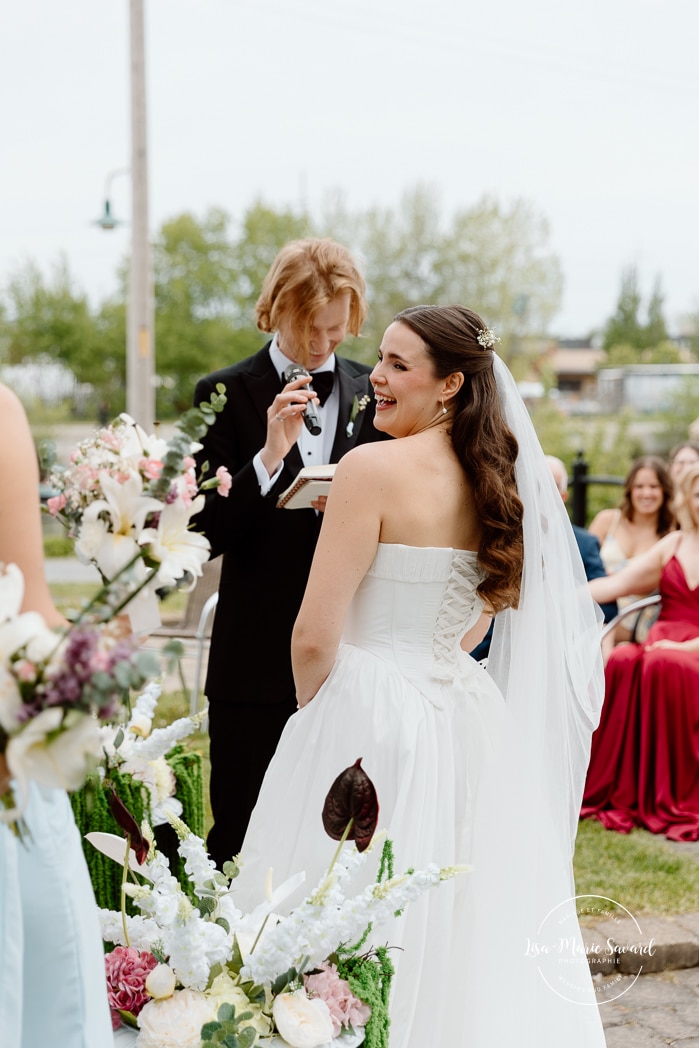Outdoor industrial wedding ceremony. Mariage à l'Espace Canal à Montréal. L'Ambroisie et Espace Canal. Photographe de mariage à Montréal. Espace Canal wedding. Montreal wedding photographer.